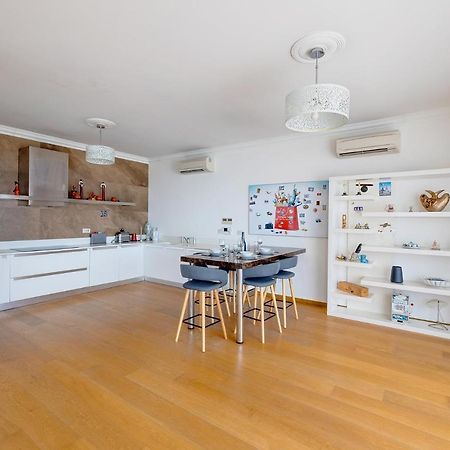 Seafront Apartment In Sliema With Pool, Upmarket Complex Exterior photo