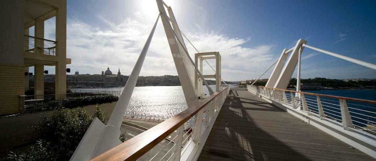 Seafront Apartment In Sliema With Pool, Upmarket Complex Exterior photo