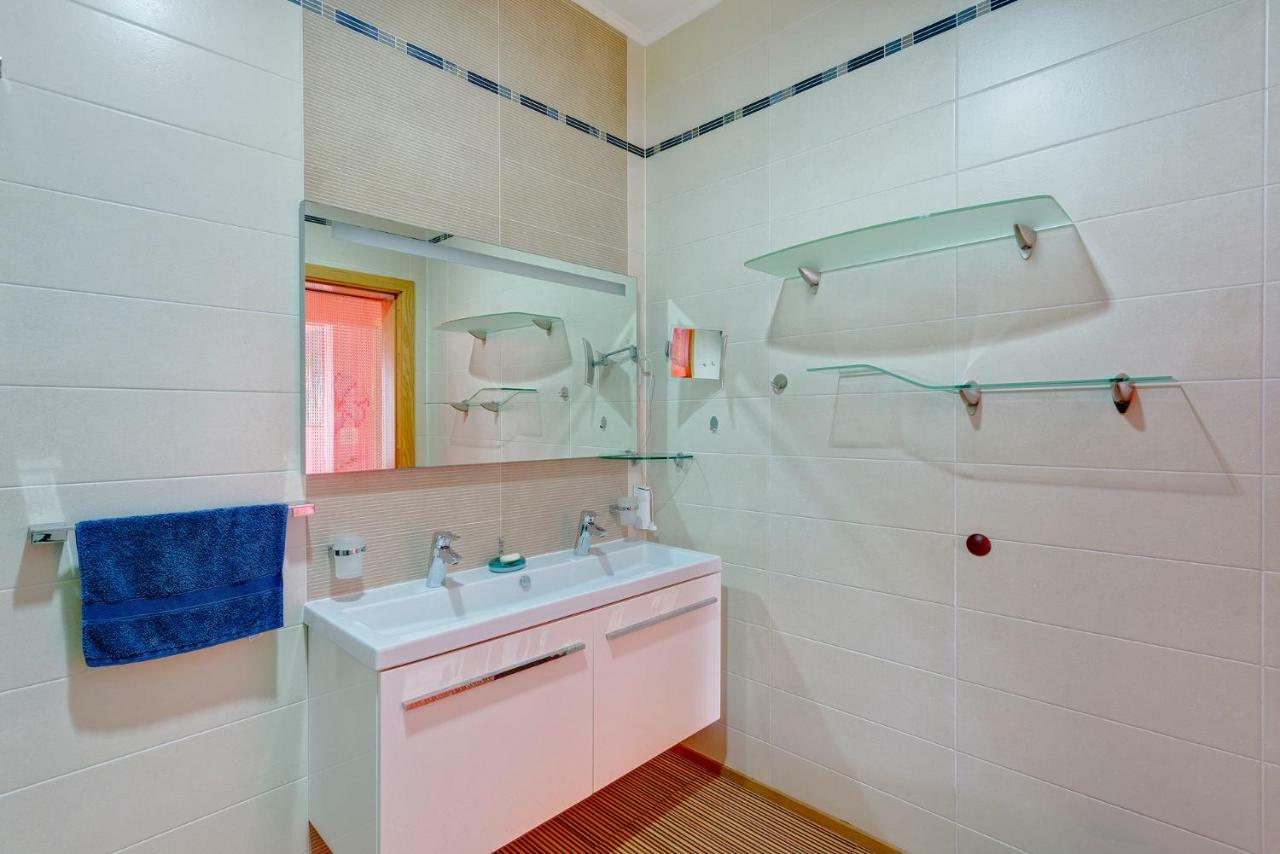 Seafront Apartment In Sliema With Pool, Upmarket Complex Exterior photo